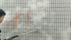 工业蒸汽清洁机用于去除涂鸦